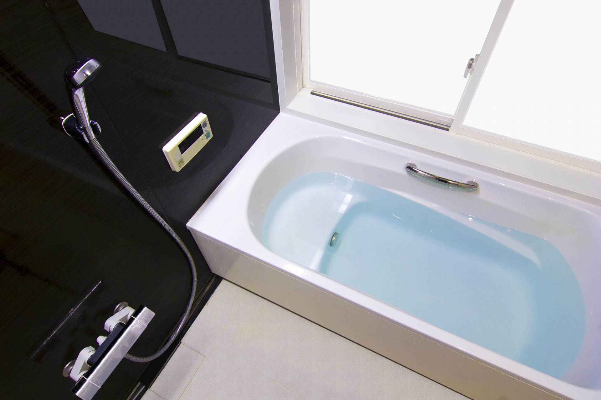 費用を抑えた、バリアフリーのバスルーム